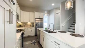 Geladeira, micro-ondas, fogão, cooktop