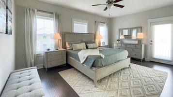 3 quartos, ferros/tábuas de passar roupa, berço de viagem