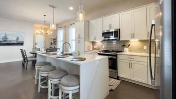 Geladeira, micro-ondas, fogão, cooktop