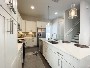 Fridge, microwave, oven, stovetop - Secure Your Monthly Stay Today — Dec Winter Rates! (Inlet Beach)