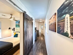 3 habitaciones, escritorio y tabla de planchar con plancha 