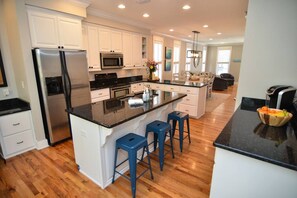 冷蔵庫、電子レンジ、オーブン、コンロ