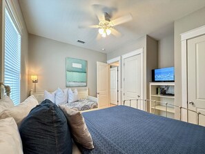 4 Schlafzimmer, Schreibtisch, Bügeleisen/Bügelbrett, Reisekinderbett