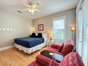 4 Schlafzimmer, Schreibtisch, Bügeleisen/Bügelbrett, Reisekinderbett