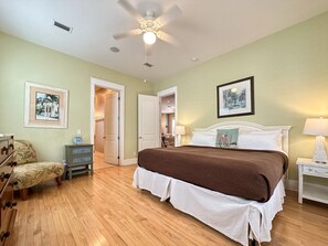 4 Schlafzimmer, Schreibtisch, Bügeleisen/Bügelbrett, Reisekinderbett