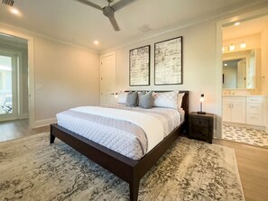 4 chambres, bureau, fer et planche à repasser, lit parapluie