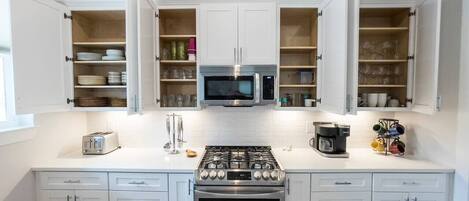 Refrigerador, microondas, horno, placa de cocina