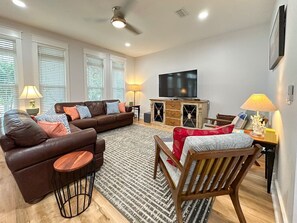 Een smart-tv en boeken