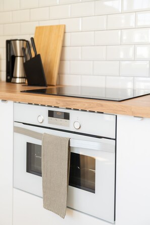 Fridge, microwave, oven, coffee/tea maker
