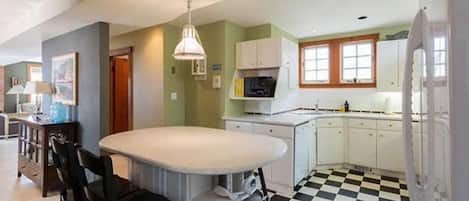 Geladeira, micro-ondas, cooktop, lava-louças