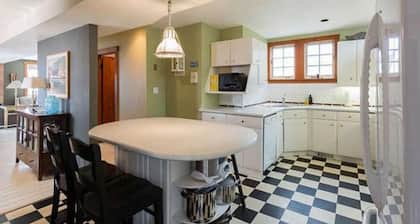 Port Stanley Village 4BR â Walk to Little Beach, Lake Views w/ Hot Tub