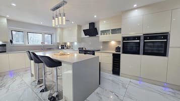 Lemari es, microwave, oven, dan kompor