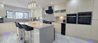 可容納16人寵物友善附停車及按摩浴缸的度假屋