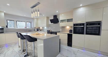 House - Sleeps 16, Parking, Pets Allowed & Jacuzzi