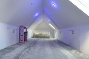 6 bedrooms, iron/ironing board, free WiFi, bed sheets