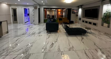 Stylish 6-bed Retreat With Parking and Jacuzzi