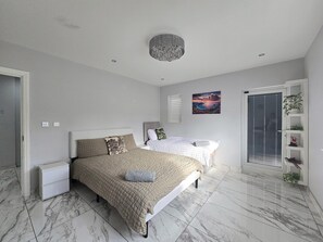 6 bedrooms, iron/ironing board, free WiFi, bed sheets