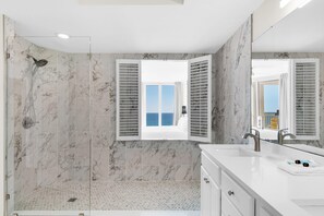 Appart'hôtel, plusieurs lits (Silver Beach Towers 1003 West) | Salle de bain