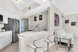 Condo, varias camas (Silver Beach Towers 1003 West) | Interior