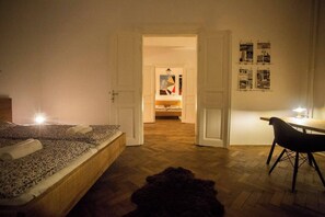 2 slaapkamers, een bureau, een strijkplank/strijkijzer, gratis wifi