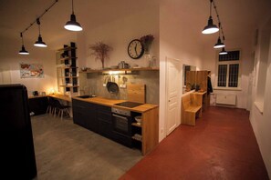 Een koelkast, een oven, een kookplaat, een vaatwasser