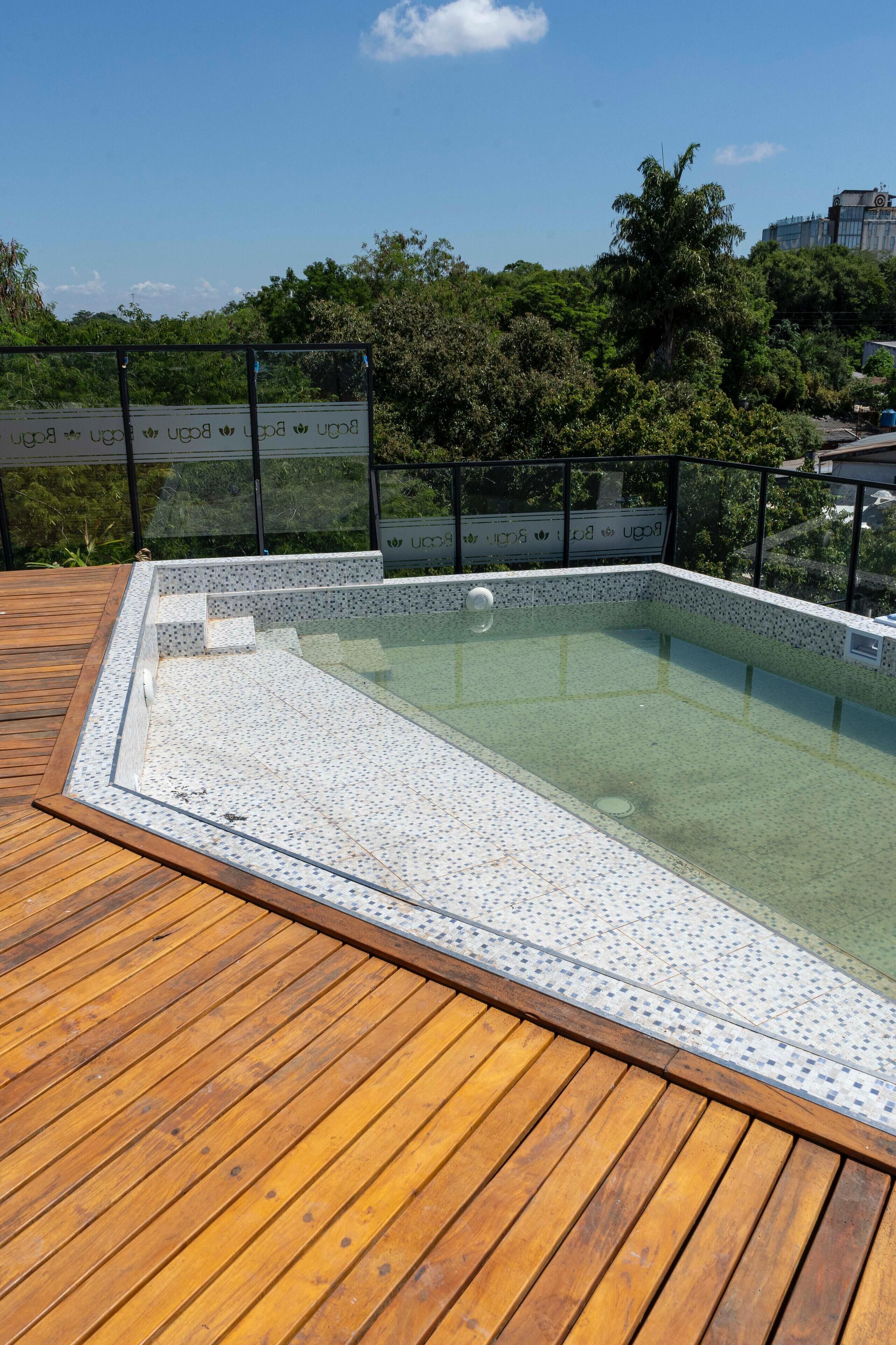 Una piscina al aire libre