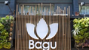 Un edificio moderno con un toldo de madera y un cartel que dice "Bogu".