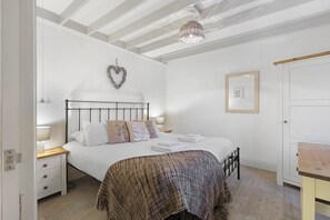 1 bedroom, Egyptian cotton sheets, premium bedding, iron/ironing board - Puffling Perch - North East Escapes (Seahouses)