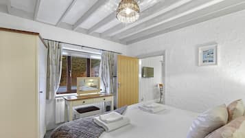 Cottage | 1 bedroom, Egyptian cotton sheets, premium bedding, iron/ironing board