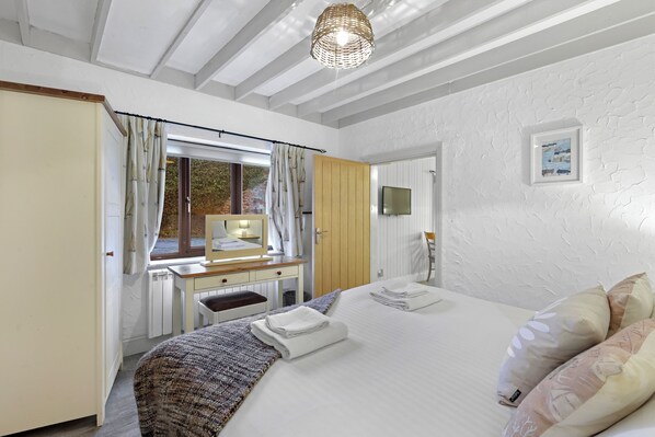 Cottage | 1 bedroom, Egyptian cotton sheets, premium bedding, iron/ironing board