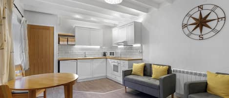 Cottage | In-room dining