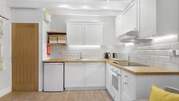 Cottage | Private kitchen | Electric kettle, toaster