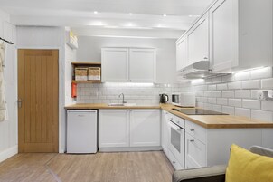 Cottage | Private kitchen | Electric kettle, toaster