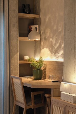 Rom – deluxe, balkong | Safe på rommet, blendingsgardiner, lydisolert og strykejern/-brett