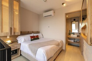 Toetasjesleilighet – junior, 2 queensize-senger | Safe på rommet, blendingsgardiner, lydisolert og strykejern/-brett