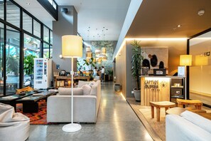 Lobby sitting area - Landmark Hotel (Medellín)