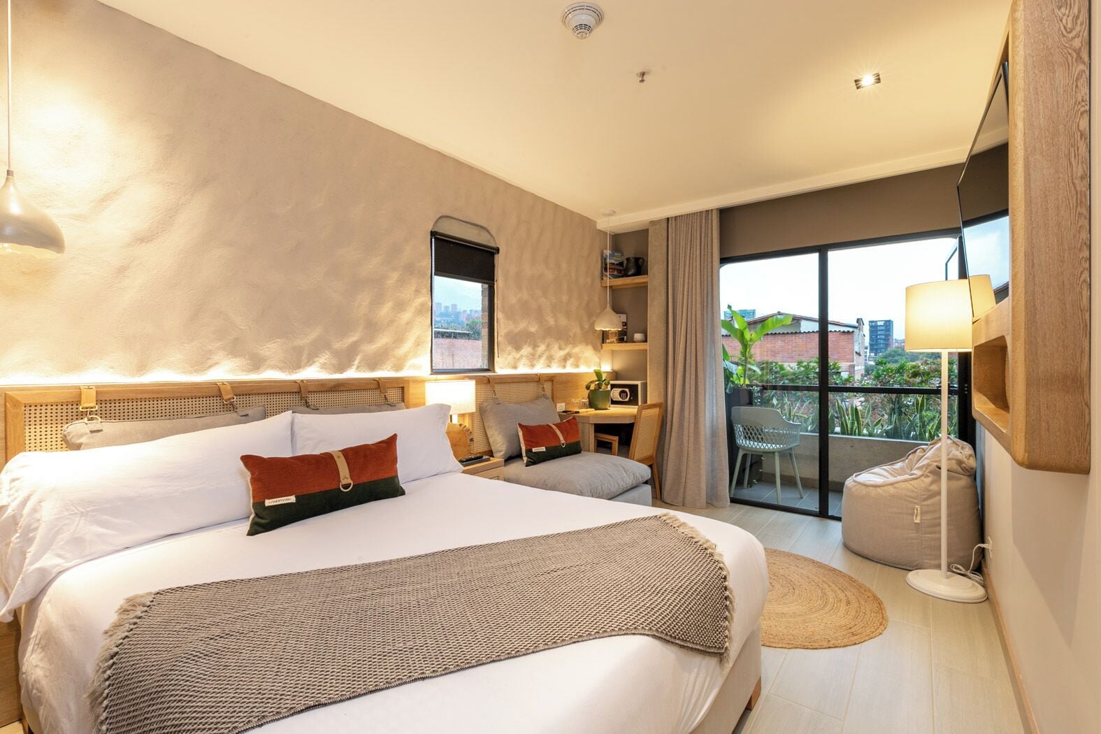 خزنة داخل الغرفة وستائر تعتيم وتجهيزات عازلة للصوت ومكواة/لوح كي