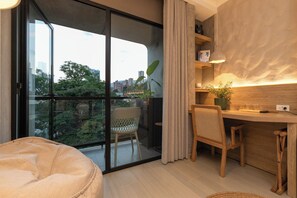 Rom – deluxe, balkong | Safe på rommet, blendingsgardiner, lydisolert og strykejern/-brett
