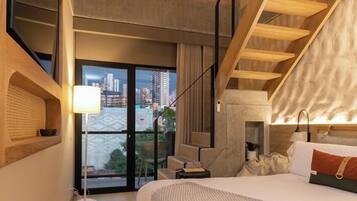 Une chambre moderne avec un grand lit, une vue sur la ville à travers une porte vitrée, un escalier en bois et une lucarne.
