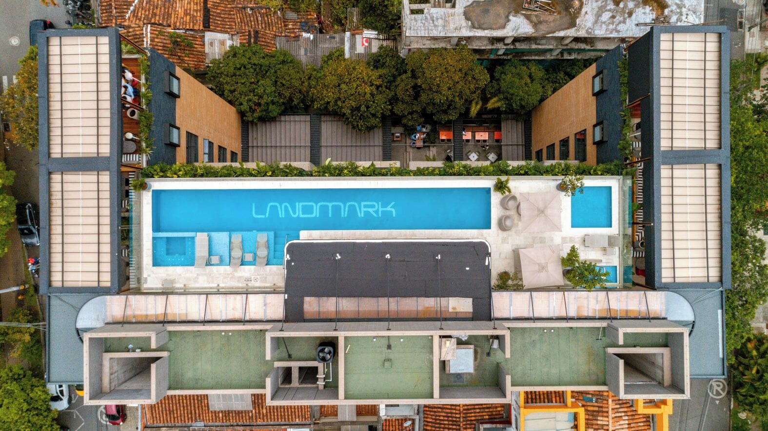 Ein modernes Gebäude mit einer großen, blauen Beschilderung mit dem Schriftzug "UNDMARK".