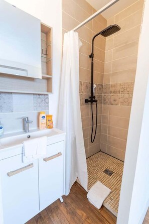 Shower, hair dryer, towels - Altitude - Room with private bathroom (Tours)