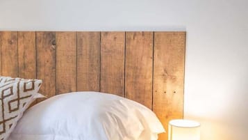 1 bedroom, desk, internet, bed sheets