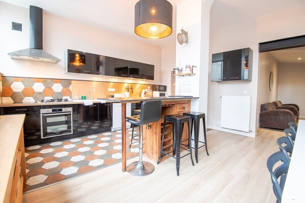 Private kitchen - Bohemian-Room with shared bathroom (Tours)