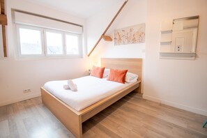 1 bedroom, desk, Internet, bed sheets