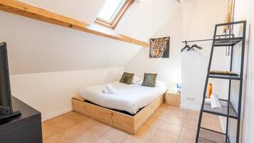 1 bedroom, desk, internet, bed sheets