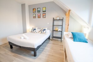 1 bedroom, desk, WiFi, bed sheets
