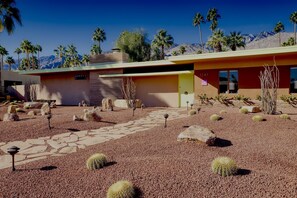 Property grounds - Spectacular Midcentury-Modern Home in Deepwell Estates -  Pool, Spa, View (Palm Springs)