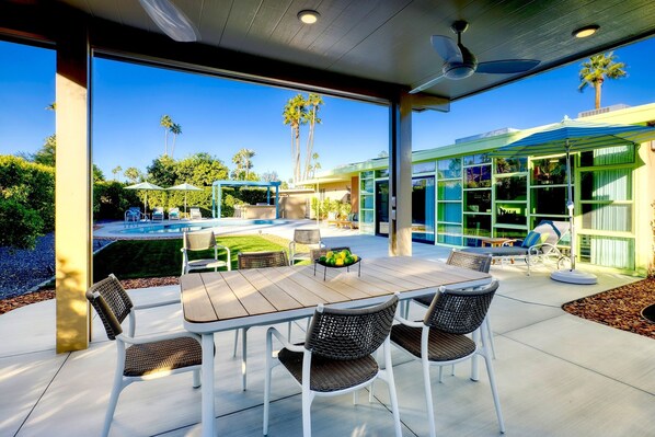 Outdoor dining - Spectacular Midcentury-Modern Home in Deepwell Estates -  Pool, Spa, View (Palm Springs)