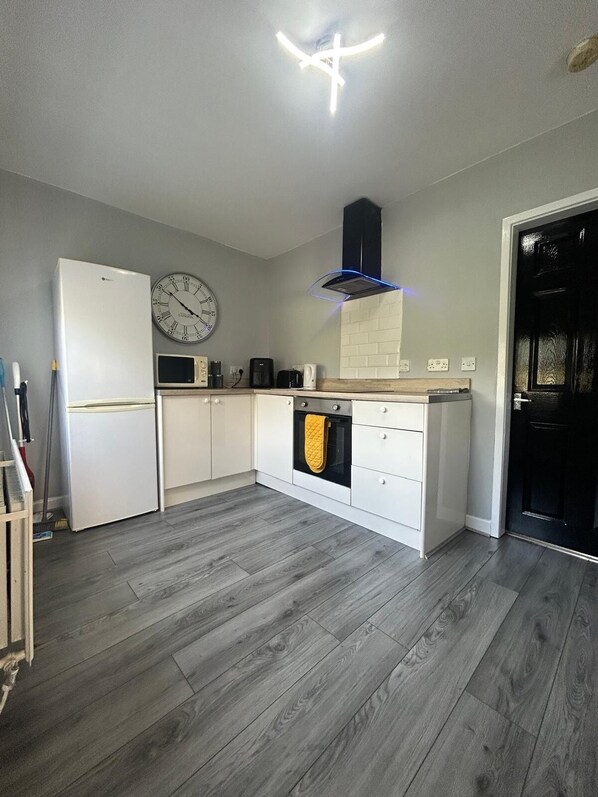 Refrigerador, microondas, horno, placa de cocina