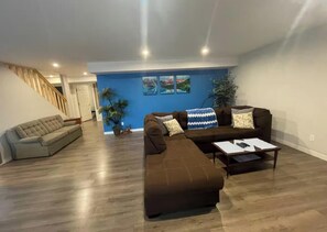 Smart-tv, een tafeltennistafel en boeken